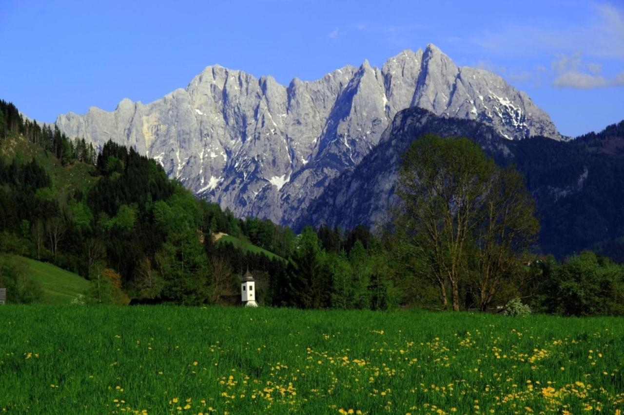 Hotel Die Traube Admont Bagian luar foto