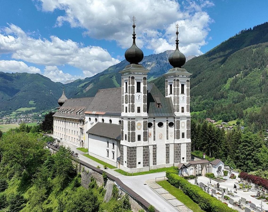 Hotel Die Traube Admont Bagian luar foto